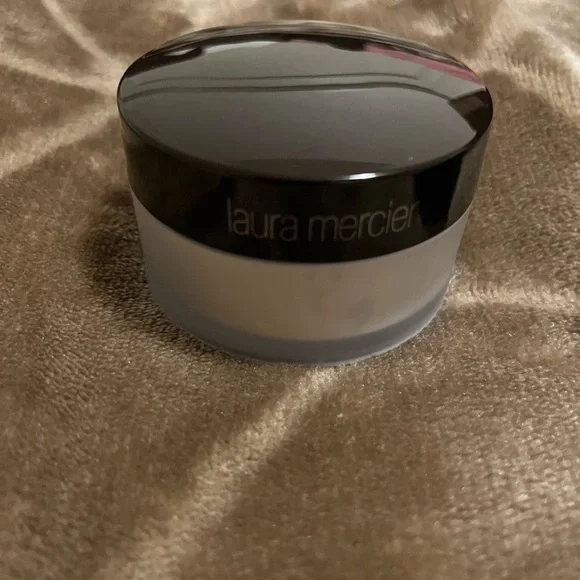 Laura Mercier Translucent Loose Setting Powder - Picture 2 of 5